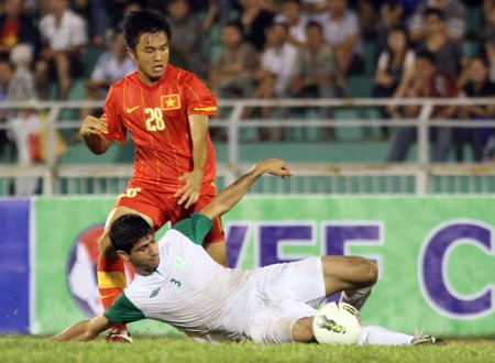 Các cầu thủ Việt Nam không thể tiếp cận khung thành đội bạn...
